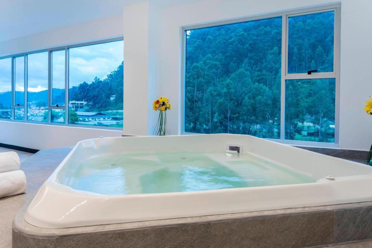 Four Points By Sheraton Cuenca Zewnętrze zdjęcie A whirlpool bathtub