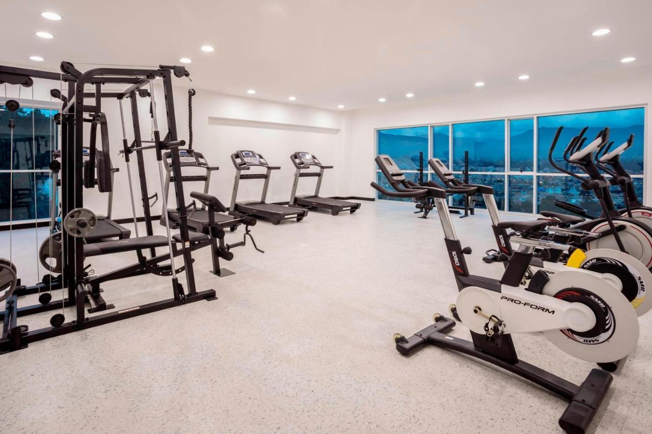Four Points By Sheraton Cuenca Zewnętrze zdjęcie The gym at the hotel