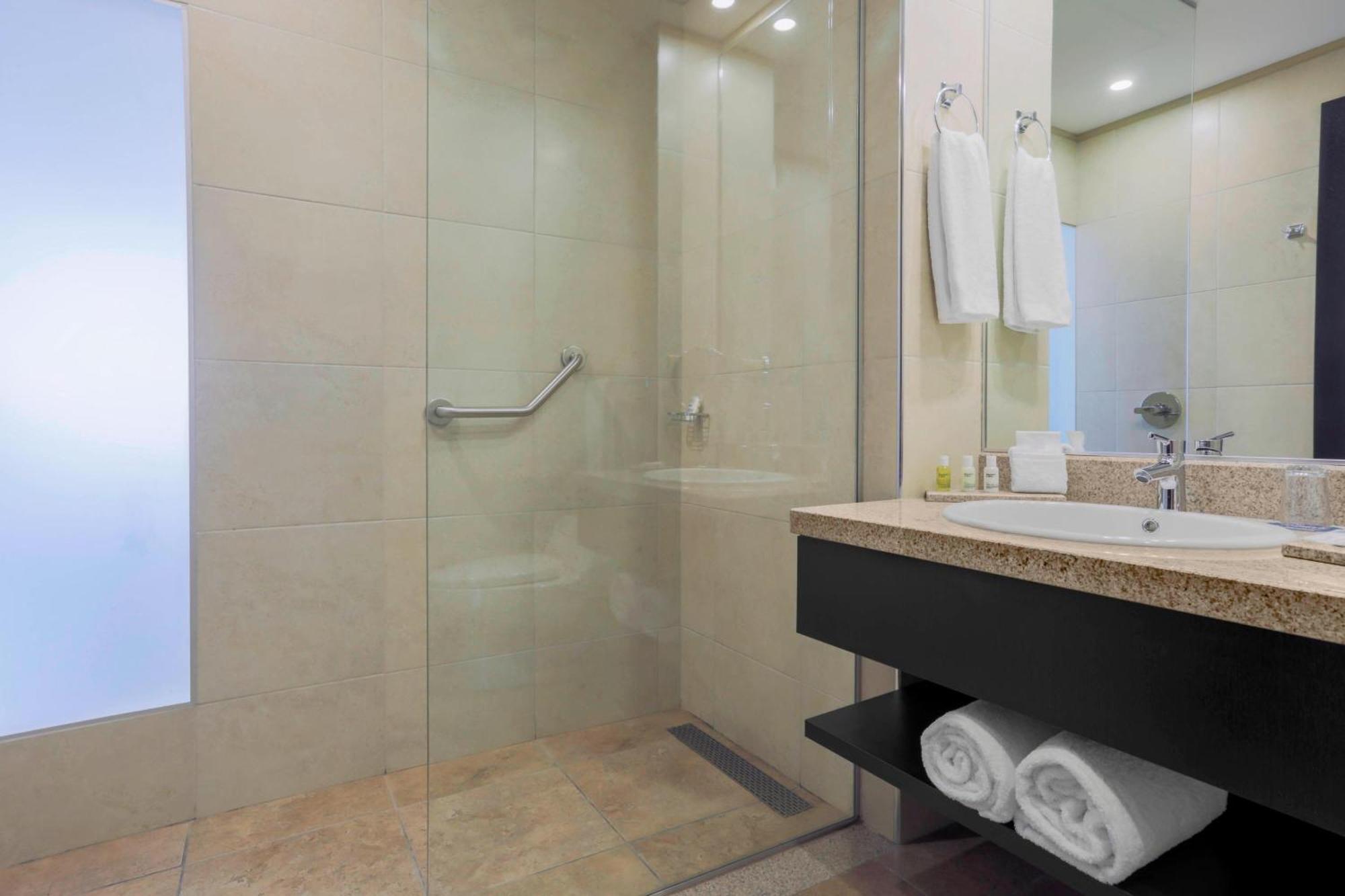 Four Points By Sheraton Cuenca Zewnętrze zdjęcie A shower with a glass door